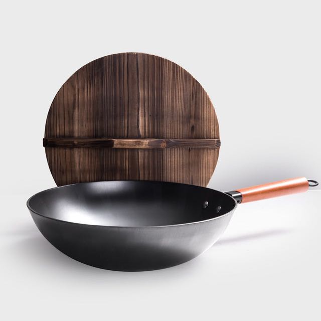 Flat-bottom hammered iron wok